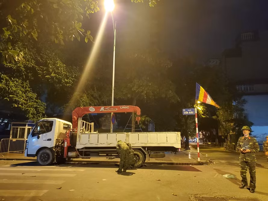 Ngay sau khi quả bom được di chuyển đi, các hàng rào bảo vệ cũng được lực lượng chức năng gỡ bỏ, người và xe cộ đi lại bình thường trở lại trên phố Cửa Bắc. Người dân sinh sống tại các ngôi nhà cạnh khu vực phát hiện quả bom cũng đã vui mừng trở về nhà.