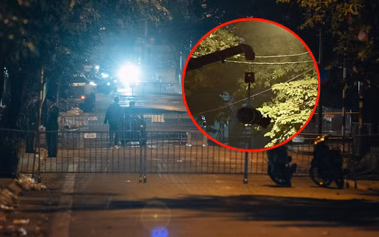 Lực lượng chức năng quận Ba Đình cũng đã lập rào chắn, các chốt chặn để bảo vệ, khoanh vùng và đảm bảo công tác an toàn khi di dời quả bom.