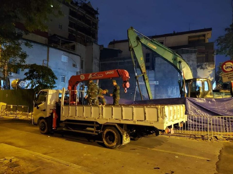 Toàn bộ nhân viên của Tập đoàn Điện lực cũng phải di chuyển khỏi khu vực. Trung tâm Điều độ điện Quốc gia phải chuyển tạm thời về phố Trần Nguyên Hãn.