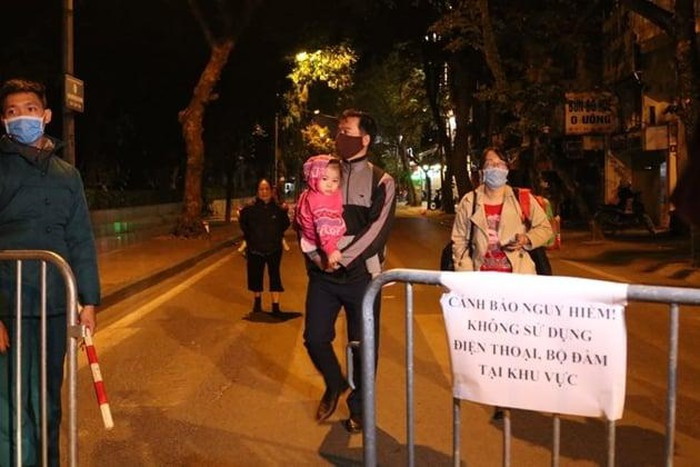 Ông Nguyễn Dân Huy, Chủ tịch UBND phường Trúc Bạch cho biết, để phục vụ công tác di dời quả bom phá này, hơn 1.400 hộ với tổng số 4.500 nhân khẩu của phường Trúc Bạch đã được sơ tán.