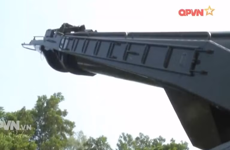  Tên lửa đạn đạo Scud/R-17E có chiều dài 11,25m, đường kính thân 0,88m, trọng lượng phóng 5,9 tấn. R-17 thiết kế mang đầu đạn thuốc nổ thường nặng 1 tấn hoặc đầu đạn hạt nhân 5-70 kiloton, đầu đạn hóa học. Với đầu đạn thuốc nổ, tốc độ va chạm 1,4km/s sẽ tạo ra hố sâu 1,5-4m, rộng 12m. Nguồn ảnh: Kênh QPVN