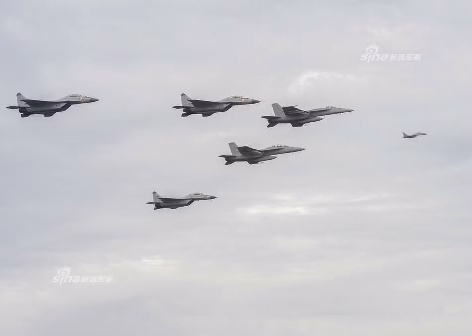 Phi đội hỗn hợp Không quân Hải quân Ấn Độ và Mỹ trong tập trận Malabar 2017. Nguồn ảnh: Sina