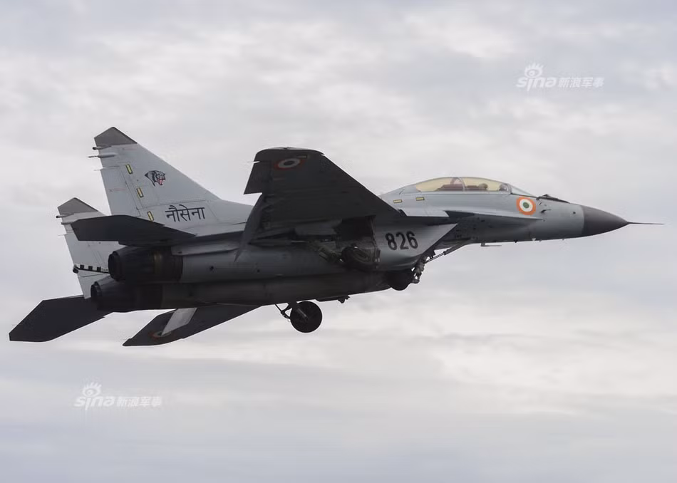 Cuộc tập trận diễn ra ở phía Tây vịnh Bengan với nhiều khoa mục gồm phòng không, chống ngầm, chống tàu mặt nước, cứu hộ cứu nạn... Trong ảnh, tiêm kích hạm MiG-29K của Không quân Hải quân Ấn Độ. Nguồn ảnh: Sina