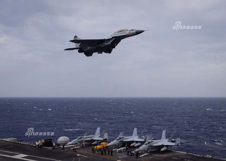 MiG-29K lướt trên đầu tàu sân bay USS Nimitz (CVN68) của Hải quân Mỹ. Nguồn ảnh: Sina