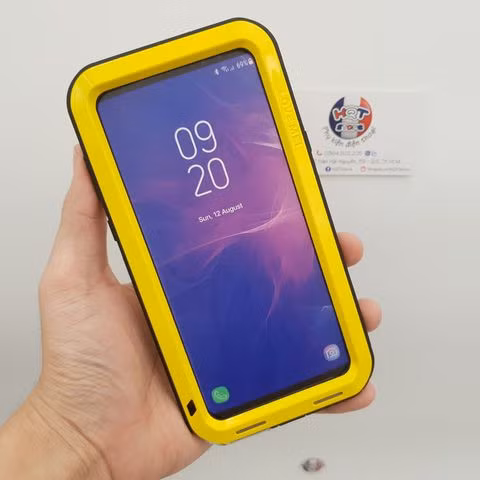 Với các loại ốp chống nước cho điện thoại ngày nay, được thiết kế rất hiện đại nên nó không chỉ giúp bảo vệ điện thoại tránh bị nước tràn vào gây hư hỏng, mà nó còn có thể chống va đập rất tốt. Ngoài khả năng chống nước mưa, những loại ốp lưng kiểu này có thể giúp điện thoại "nghịch nước" trong 1 giờ ở độ sâu 1,5 mét.