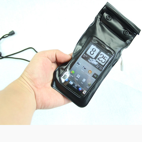 Nói cái túi thì nghe có vẻ khá dày, nhưng thực tế vẫn có thể nhắn tin và chụp hình các kiểu khi bỏ điện thoại vào trong những loại túi chống nước đời mới này.