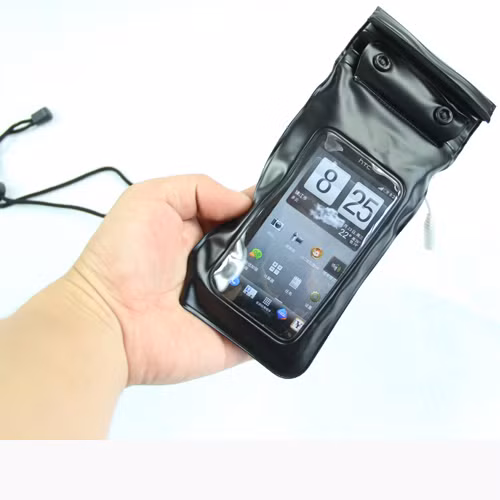 Nói cái túi thì nghe có vẻ khá dày, nhưng thực tế vẫn có thể nhắn tin và chụp hình các kiểu khi bỏ điện thoại vào trong những loại túi chống nước đời mới này.