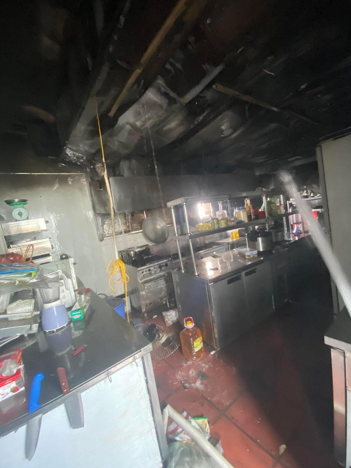 Ngoài ra, Công an quận Ba Đình cũng huy động 2 xe chữa cháy tới hiện trường phối hợp tìm kiếm, cứu nạn. Theo đó, vụ cháy xảy ra tại khu vực bếp ở tầng 10 khách sạn.