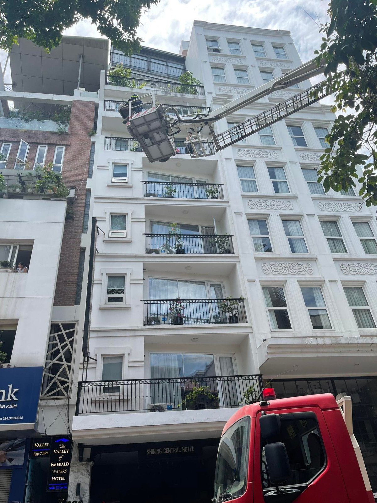 Bước đầu, Công an quận Hoàn Kiếm nhận định vụ cháy xảy ra do chập điện tại quạt hút mùi. Vụ cháy không gây thiệt hại về người, tài sản bị thiệt hại ước tính khoảng 1,8 triệu đồng. Hiện, vụ cứu nhiều khách tây mắc kẹt trong đám cháy khách sạn Shining Central đang được cơ quan chức năng điều tra, làm rõ. 