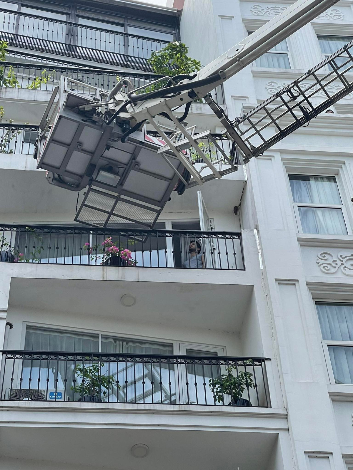 Khoảng 11h40 cùng ngày, vụ cháy được dập tắt hoàn toàn, lực lượng chức năng tổ chức thoát khói ám bên trong khách sạn. Quá trình làm nhiệm vụ, lực lượng chức năng đã hướng dẫn, đưa 3 khách nước ngoài lưu trú tại khách sạn ra ngoài bằng thang bộ; 1 khách được đưa xuống bằng xe thang chuyên dụng. 