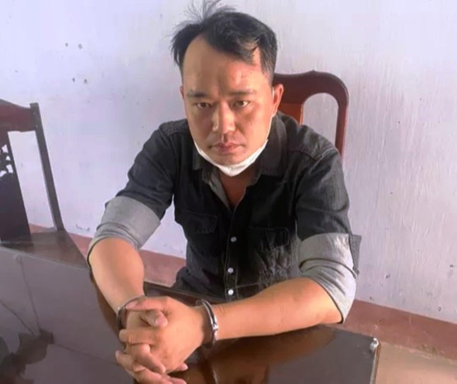  Chém 2 người trọng thương, trên đường bỏ trốn: Do mâu thuẫn tại một quán cà phê ở Đà Nẵng, Trần Bá Nhã (SN 1993, ngụ huyện Phú Lộc, Thừa Thiên Huế) dùng dao chém gục 2 người rồi trốn chạy huyện Phú Lộc. Khi dừng rút tiền tại trạm ATM trên đường, đối tượng Nhã bị công an bắt giữ. Chiều 16/6, Công an huyện Phú Lộc cho biết đang tạm giữ Nhã để điều tra, làm rõ. 