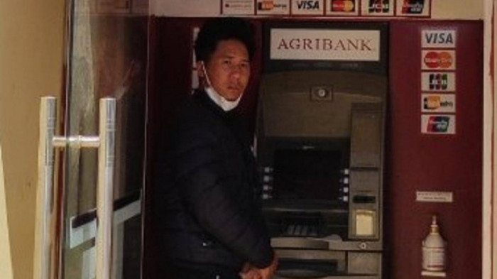 Bịt mặt dùng dao khống chế người phụ nữ, cướp tiền tại ATM: Đặng Bảo Tài (SN 1993, ngụ phường Lộc Phát, TP Bảo Lộc, Lâm Đồng) ngụy trang bịt kín mặt khống chế người phụ nữ tại cây ATM địa bàn TP Bảo Lộc, cướp 2 triệu đồng của nạn nhân. Ngày 16/6, Công an TP Bảo Lộc cho biết đang tạm giữ Tài để điều tra, làm rõ. 