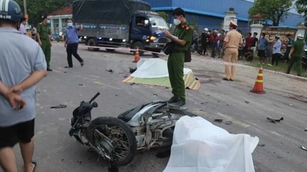  Va chạm giữa xe tải, xe máy và xe ba gác, 2 người tử vong: Sáng 16/6, xe tải do anh Nguyễn Chí Tiến (SN 1996, ở Quảng Trị) điều khiển khi đến địa phận TX Hương Trà, Thừa Thiên-Huế) đã va chạm với xe máy do ông K.C.L. (SN 1953) điều khiển chạy cùng chiều, rồi tiếp tục va vào xe ba gác do ông L.V.P. (SN 1964) điều khiển chạy cùng chiều phía trước. Hậu quả khiến ông ông K.C. L. và ông L.V.P. tử vong. 