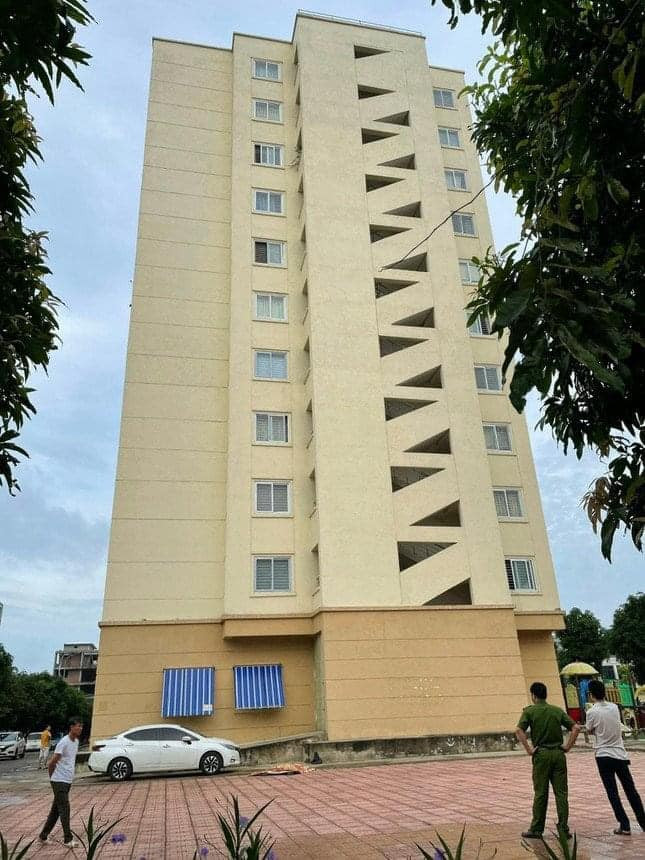  Phó Giám đốc Sở KH&amp;CN Thanh Hóa ngã từ tầng 5 tử vong: Ngày 16/6, ông Nguyễn Ngọc Túy - Giám đốc Sở Khoa học và Công nghệ tỉnh Thanh Hóa cho biết, sáng cùng ngày, ông L.X.M. (Phó Giám đốc Sở KH&amp;CN tỉnh Thanh Hóa) đi tập thể dục khu vực cầu thang bộ tầng 5 nhà riêng ở phường Đông Vệ (Thanh Hóa) thì ngã cầu thang xuống đất rôi tử vong. Hiện vụ việc đang được cơ quan chức năng điều tra, làm rõ. 