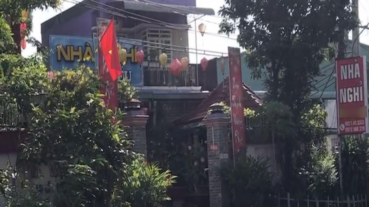  Người phụ nữ chết trong nhà nghỉ với vết thương trên cổ: Sáng 16/6, quản lý ở một nhà nghỉ tại phường Phú Thịnh, thị xã Bình Long, tỉnh Bình Phước phát hiện bà T.T.B.P. (58 tuổi, ngụ huyện Bù Đốp, tỉnh Bình Phước) tử vong trong tư thế treo cổ trong phòng vệ sinh. Tại hiện trường còn có 1 con dao dính máu, trước cổ nạn nhân có vết thương chảy máu. 