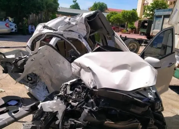  Ô tô 5 chỗ bị xe khách 'vò' nát, 2 cán bộ Công an tử vong: Rạng sáng 17/6, ô tô 5 khi đến địa phận phường Kỳ Trinh, thị xã Kỳ Anh, Hà Tĩnh đã xảy ra va chạm với xe khách. Cú va chạm mạnh khiến 2 người ngồi trên ô tô 5 chỗ tử vong tại chỗ; 1 người bị thương nặng. Danh tính nạn nhân tử vong được xác định là đại úy Bùi Quang D. và trung úy Lê Minh T. Cả hai người đều đang công tác tại Công an thị xã Kỳ Anh. 