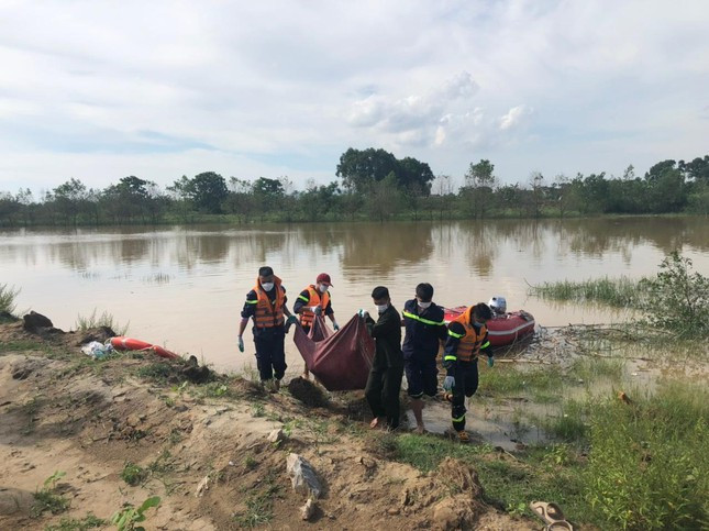  Tá hỏa phát hiện thi thể nam giới trôi trên sông Mã: Ngày 17/6, Công an tỉnh Thanh Hóa cho biết, chiều 16/6, người dân địa phương tá hỏa phát hiện một thi thể nổi trên sông Mã, đoạn qua phường Tào Xuyên, TP Thanh Hóa. Được biết nạn nhân là nam giới. Hiện cơ quan chức năng đang xác minh danh tính nạn nhân, đồng thời điều tra làm rõ nguyên nhân vụ việc.
