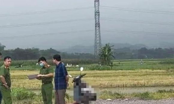  Người đàn ông tử vong bất thường bên lề đường: Sáng 17/6, tại xóm Trung Na, xã Tiên Hội, huyện Đại Từ, tỉnh Thái Nguyên, người dân phát hiện một người đàn ông tử vong trên chiếc xe máy được dựng sát lề đường. Nạn nhân được xác định là anh L.V.T (SN 1982, trú tại xóm Kỳ Linh, xã Mỹ Yên). Hiện, vụ việc đang được cơ quan chức năng điều tra, làm rõ. 