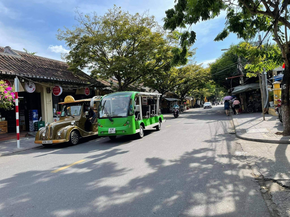  Giám đốc Công ty Công trình công cộng Hội An bị bắt: Chiều 17/6, Công an tỉnh Quảng Nam cho biết vừa bắt ông Nguyễn Quốc Tiến - Giám đốc Công ty CP Công trình công cộng Hội An (TP Hội An). Ông Tiến bị bắt vì có sai phạm liên quan đến việc sử dụng, quản lý hệ thống xe điện chở khách tại TP Hội An. 