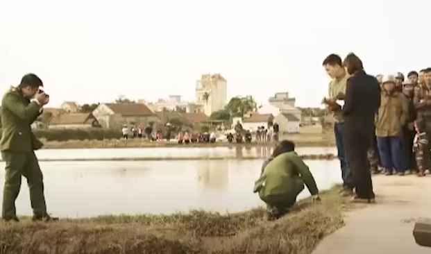 Cơ quan chức năng chỉ có thể xác định nạn nhân là nữ giới, chết do bị ngạt nước và bùn, thi thể hầu như không có vết tích của ngoại lực tác động. Nạn nhân cao 1m58, khoảng 30 tuổi, tóc cắt ngang vai, bên ngoài mặc áo phông cộc tay, cổ tròn màu vàng, dưới mặc quần kaki màu đen, hai chân đi dép quai hậu cao gót màu bạc, túi quần có hai chiếc chìa khóa...