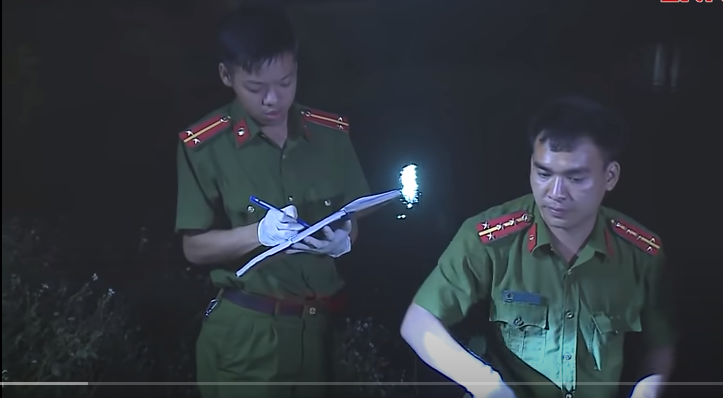 Tử thi được xác định là nữ giới, nhỏ nhắn, cao khoảng 1,56m, bị cháy sâu khoảng 70%, than hóa toàn bộ khu vực từ mặt đến chân, không thể nhận diện. Trên cổ có vết thương sâu, mép cắt sắc gọn, một thương tích khác khá dài ở bàn tay phải, các mép vết thương đều bị cháy, chứng tỏ đã bị gây ra trước khi đốt. Tử thi nằm úp mặt xuống bờ đê, kết quả khám nghiệm tử thi xác định, nạn nhân bị đốt khi còn thoi thóp, chưa chết hẳn.