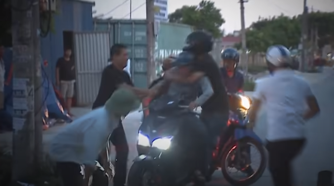 Tìm hiểu thông tin từ các chủ tiệm cầm đồ, được biết mấy hôm trước đó, có người tên Thắng ở huyện Tiên Lãng muốn cầm chiếc xe với giá cao. Ngay sau đó, Nguyễn Văn Thắng (SN 1986, ngụ xã Toàn Thắng, huyện Tiên Lãng) đang lái chiếc xe tang vật từ thị trấn Tiên Lãng ra trung tâm TP.Hải Phòng thì bị bắt giữ.