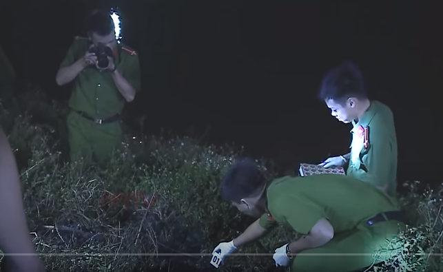 Nhận tin báo, Công an huyện Tiên Lãng và Phòng Cảnh sát hình sự Công an TP Hải Phòng cùng lực lượng kỹ thuật hình sự đến hiện trường điều tra. Qua khám nghiệm hiện trường và tử thi, cơ quan chức năng nhận định, đây không phải là vụ tự sát bằng xăng. Bởi khi tự thiêu thì do phản xạ cộng sinh, người đó thường di chuyển xung quanh vì nóng nên vùng cháy sẽ rộng và không cố định, nhưng ở đây diện tích cháy chỉ tập trung ở chỗ nạn nhân nằm.