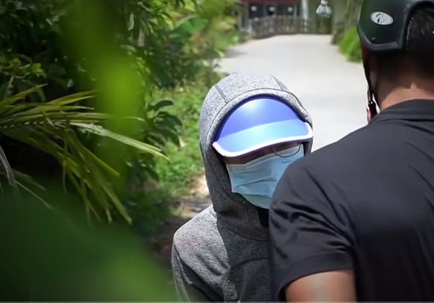 Một người quen của Thùy cho biết, 2 hôm trước đó, Thùy đi cùng người bạn thân là Phạm Xuân Trường, nhưng không rõ đi đâu. Có nguồn tin cho hay, Trường và Thùy thuê xe cùng đi. Chủ phương tiện cho biết, chiều 11/11/2018, có chở 2 nam thanh niên (qua ảnh thì xác nhận chính là Trường và Thùy) đến TP Móng Cái. Trên đường đi, 2 người nói muốn bán vàng nên tài xế ghé vào tiệm vàng. Đến nơi, một người ở lại, còn người kia cùng tài xế quay về. Lực lượng chức năng xác định, người ở lại chính là Thùy.