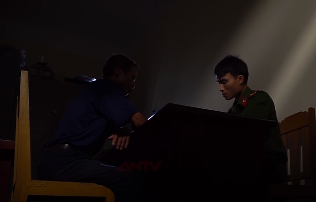 Tập trung điều tra các mối quan hệ của chị Hằng, được biết tiệm của chị này rất đông khách, hàng ngày tiếp xúc với nhiều người. Hai ngày trước khi xảy ra vụ án, người đó thấy chị Hằng đi cùng một người đàn ông bằng xe Air Blade. Gia đình nạn nhân cho biết, ngoài chiếc lắc bạc, nạn nhân còn đeo 1 nhẫn vàng, 1 dây chuyền vàng, mang theo điện thoại, túi xách, chiếc xe Air Blade BS: 15H1-307.11 mới mua cũng "biến mất".