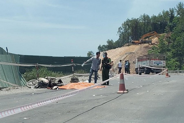  Truy tìm ô tô gây tai nạn khiến 1 người tử vong: Sáng 11/6, ông Nguyễn D. (trú huyện Nam Đông, tỉnh Thừa Thiên - Huế) điều khiển xe máy khi đến xã Thủy Bằng (TP. Huế), xe máy do ông D. điều khiển đã bị xe ô tô cùng chiều phía sau đâm khiến ông D. tử vong tại chỗ. Tuy nhiên, sau khi gây tai nạn, chiếc ô tô đã rời khỏi hiện trường. Hiện lực lượng chức năng tỉnh Thừa Thiên - Huế đang xác minh, làm rõ và truy tìm chiếc ô tô gây tai nạn. 