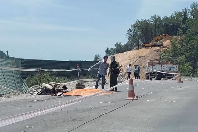  Truy tìm ô tô gây tai nạn khiến 1 người tử vong: Sáng 11/6, ông Nguyễn D. (trú huyện Nam Đông, tỉnh Thừa Thiên - Huế) điều khiển xe máy khi đến xã Thủy Bằng (TP. Huế), xe máy do ông D. điều khiển đã bị xe ô tô cùng chiều phía sau đâm khiến ông D. tử vong tại chỗ. Tuy nhiên, sau khi gây tai nạn, chiếc ô tô đã rời khỏi hiện trường. Hiện lực lượng chức năng tỉnh Thừa Thiên - Huế đang xác minh, làm rõ và truy tìm chiếc ô tô gây tai nạn. 