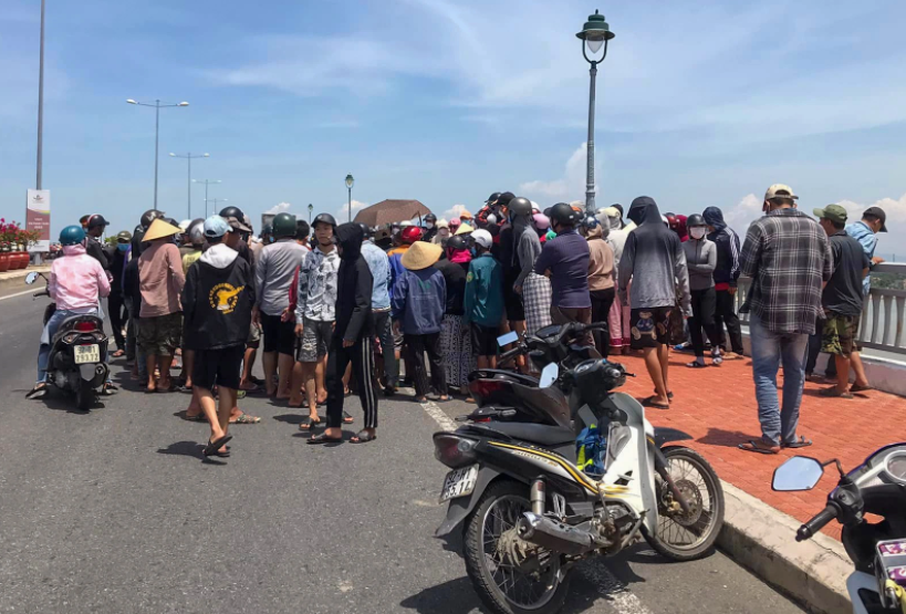  Để lại xe máy, cô gái 22 tuổi nhảy cầu Cửa Đại: Trưa 11/6 tại cầu Cửa Đại, giáp ranh giữa TP Hội An và huyện Duy Xuyên, Quảng Nam. Thời điểm này, người dân lưu thông qua cầu Cửa Đại phát hiện cô gái chạy xe máy biển số 92G1 lưu thông hướng Quảng Nam đi TP Đà Nẵng. Khi đến giữa cầu, cô gái dừng xe để lại điện thoại, dép và mảnh giấy ghi số điện thoại người thân rồi nhảy xuống sông Thu Bồn. Qua xác minh, cô gái tên H.T.N.T. (22 tuổi, ở huyện Quế Sơn, tỉnh Quảng Nam). Người nhà nạn nhân đã đến cầu Cửa Đại để phối hợp tìm kiếm. 