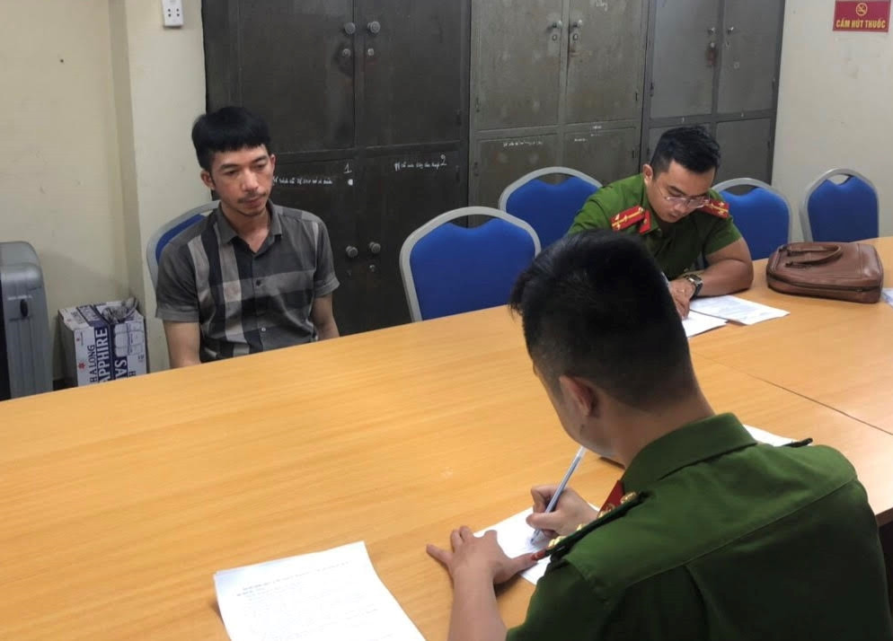  Mạo danh công an vay tiền tỷ rồi bỏ trốn nhiều năm: Sau khi dùng thủ đoạn gian dối, sử dụng giấy tờ giả mạo danh công an để vay tổng số tiền gần 2 tỷ đồng của nhiều người dân, Nguyễn Kim Thông (SN 1986, trú TP Đông Hà, Quảng Trị) đã bỏ trốn. Ngày 11/6, Công an tỉnh Quảng Ninh cho biết đã bàn giao đối tượng Thông cho Công an tỉnh Quảng Trị để tiếp tục điều tra, giải quyết theo quy định. 