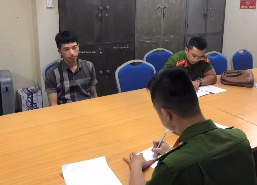  Mạo danh công an vay tiền tỷ rồi bỏ trốn nhiều năm: Sau khi dùng thủ đoạn gian dối, sử dụng giấy tờ giả mạo danh công an để vay tổng số tiền gần 2 tỷ đồng của nhiều người dân, Nguyễn Kim Thông (SN 1986, trú TP Đông Hà, Quảng Trị) đã bỏ trốn. Ngày 11/6, Công an tỉnh Quảng Ninh cho biết đã bàn giao đối tượng Thông cho Công an tỉnh Quảng Trị để tiếp tục điều tra, giải quyết theo quy định. 