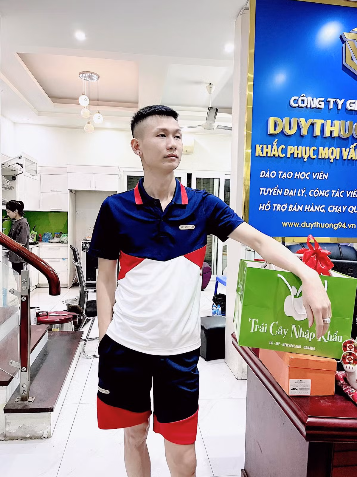 Thường sinh ra trong một gia đình thuần nông, biết hoàn cảnh gia đình, Duy Thường đã theo học ngành Điện tử của trường đại học Kinh tế Kỹ thuật Công nghiệp. Bên cạnh tên YouTuber Duy Thường, Thường còn được nhắc đến với các nickname khác như Duy Thường TV, Duy Thường Team, Duy Thường Vlogs. 