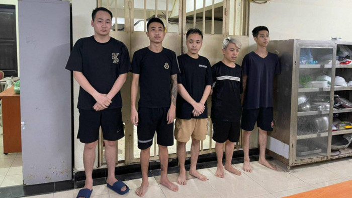 Ha Noi: Thieu tien bill, 2 thieu nien bi giam long tai quan bar