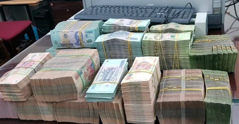 Nguoi phu nu van chuyen trai phep hon 30.000 ty dong ra nuoc ngoai