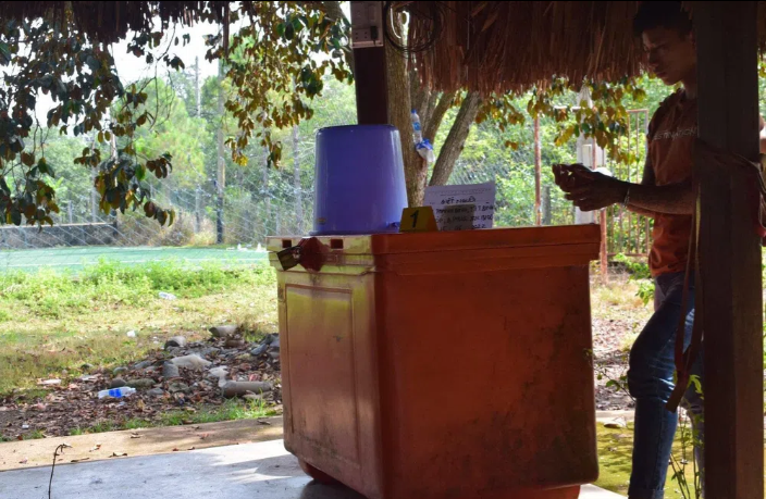  Cha bị đánh, con rủ bạn đâm chết người: Nhớ lại việc bố mình bị ông Từ Khắc Duy (45 tuổi) đánh 5 tháng trước, Nguyễn Văn Sang (23 tuổi) mang theo dao Thái Lan rồi rủ Nguyễn Hữu Nghị (25 tuổi) và Trần Xuân Giang (22 tuổi, cùng quê Bình Phước) đâm nạn nhân. Ngày 15/6, Công an tỉnh Bình Phước cho biết đã bắt giữ 3 đối tượng này để điều tra về hành vi giết người. 