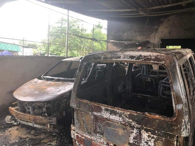  Sau tiếng nổ, chạy ra phát hiện 2 xe ô tô bị lửa thiêu rụi: Rạng sáng 15/6, khi đang ngủ trong nhà thì anh Trần Văn Sơn (37 tuổi, trú xã Thanh Xuân, huyện Thanh Chương, Nghệ An) thì phát hiện cháy, ngọn lửa đã bao trùm khu vực nhà kho để xe ô tô, xe máy của mình nên hô hoán hàng xóm tới ứng cứu. Do lửa bùng lên mạnh, nên khi được khống chế đã thiêu rụi 2 chiếc ô tô và 2 chiếc xe máy cùng nhiều vật dụng có giá trị khác. 