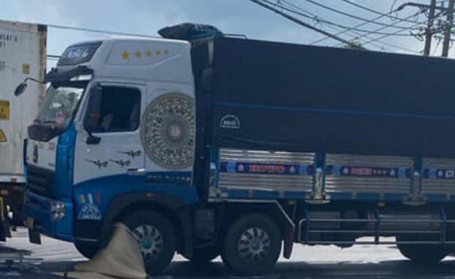  Vợ tử vong, chồng bị thương khi băng qua đường: Sáng 15/6, bà Trần Lý Cú (65 tuổi, ngụ huyện Trảng Bom, Đồng Nai) cùng chồng di chuyển bằng xe máy khi đến đoạn giao cắt giữa Quốc lộ 1 và đường 30-4 (thị trấn Trảng Bom), người chồng chạy xe tốc độ chậm bên làn ô tô để chuẩn bị băng qua đường thì bất ngờ va chạm với xe tải cùng chiều. Vụ tai nạn khiến bà Cú tử vong tại chỗ. Người chồng bị thương được đưa đi cấp cứu. 