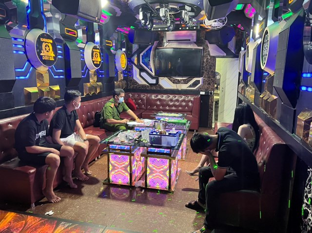  Bắt 12 đối tượng thuê phòng VIP hát karaoke và sử dụng ma tuý: Chiều 15/6, Công an TP Huế, tỉnh Thừa Thiên – Huế cho biết vừa phát hiện và bắt quả tang nhóm đối tượng có hành vi sử dụng trái phép chất ma tuý tại một quán karaoke Sơn Hà thuộc phường Phú Thượng. Tại đây, lực lượng chức năng phát hiện 12 đối tượng tại các phòng VIP của quán có biểu hiện sử dụng trái phép chất ma túy. Kết quả test nhanh ma túy cho thấy 12/12 đối tượng đều dương tính với ma túy. 