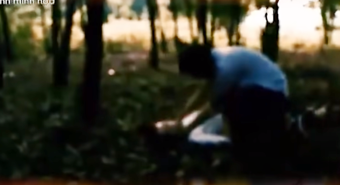 Sau phút yêu đương mặn nồng, chị H. nói đã có người khác nên muốn chấm dứt mối quan hệ khiến Thanh tức giận. Bất ngờ, Thanh bóp cổ người yêu đến chết rồi giấu xác tại một cái hố gần đó, bẻ nhánh cây che lại.