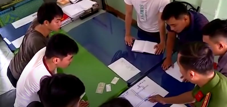 Một mũi trinh sát được chỉ đạo âm thầm về Kiên Giang để theo dõi đối tượng thì phát hiện tên Thanh đang sử dụng chiếc xe máy của nạn nhân H. Kết hợp với Công an địa phương kiểm tra nơi ở của Thanh, lực lượng chức năng còn phát hiện thêm điện thoại của chị H. và một số vật chứng trong vụ án.