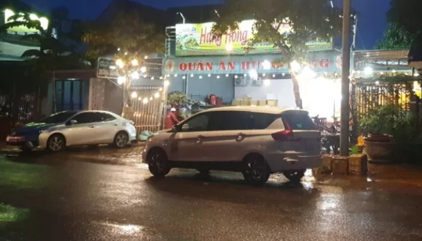  Chủ quán nhậu tử vong trong nhà bếp: Vào bếp của quán nhậu thì phát hiện cha mình là ông Nguyễn Văn Hưng (51 tuổi, trú huyện Phú Riềng, tỉnh Bình Phước), chủ quán quán nhậu Hưng Hồng, ở TP Đồng Xoài, nằm bất động bên cạnh tủ lạnh, người con trai đã hô hoán hàng xóm và đưa cha đi cấp cứu nhưng nạn nhân đã tử vong sau đó. Ngày 13/6, Công an tỉnh Bình Phước cho biết đang điều tra, làm rõ.