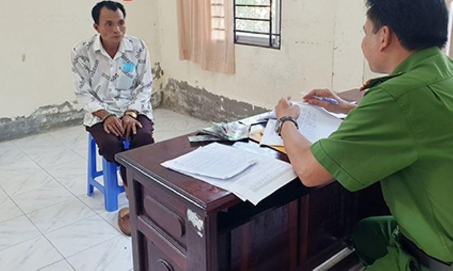  Nổ quen lãnh đạo Công an để lừa tiền 'chạy án': Nguyễn Thành Duyên (SN 1969, trú tại tỉnh Sóc Trăng) 'nổ' là có quen lãnh đạo Công an huyện Châu Thành, tỉnh Hậu Giang và sẽ giúp 'chạy án' cho con của một phụ nữ trên địa bàn huyện với giá 15 triệu đồng, rồi chiếm đoạt. Ngày 13/6, Công an huyện Châu Thành cho biết đang tạm giữ Duyên. 