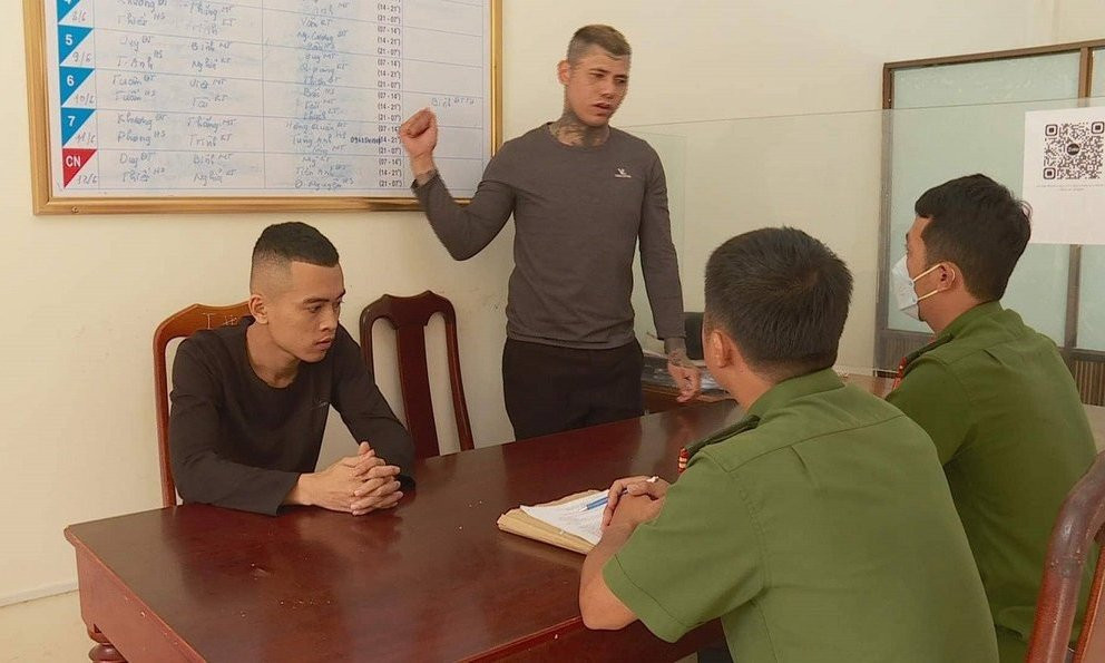  Đánh tử vong người lôi kéo một cô gái trước quán bar: Xảy ra mâu thuẫn vì lôi kéo một cô gái trước một quán bar tại TP Buôn Ma Thuột, tỉnh Đắk Lắk, Trần Nam Giang (27 tuổi, trú huyện Cư Mgar) và Trần Văn Hiệp (28 tuổi, trú TP Buôn Ma Thuột) đã đánh anh H.N.T. (25 tuổi, trú huyện Krông Ana) tử vong. Ngày 13/6, Công an TP Buôn Ma Thuột cho biết đang tạm giữ 2 đối tượng này để điều tra, làm rõ. 