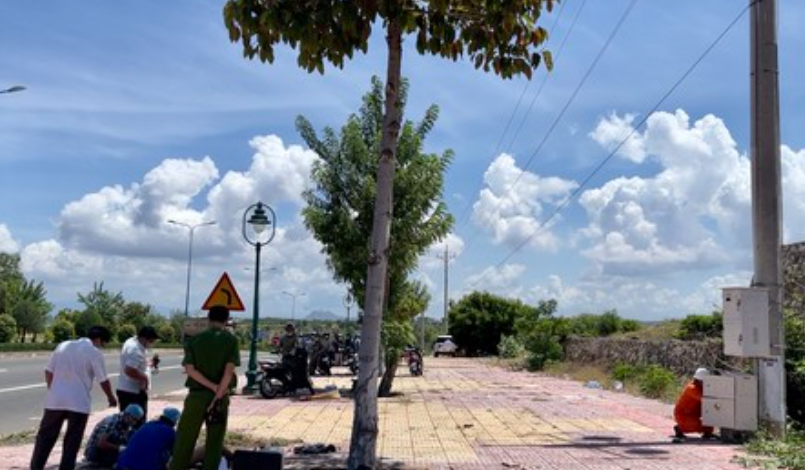  Người đàn ông tử vong ngay dưới chân cột điện: Sáng 14/6, tại lề đường Võ Nguyên Giáp, phường Mũi Né, TP.Phan Thiết, Bình Thuận người dân phát hiện thi thể người đàn ông nằm dưới cột điện ven đường, bị cây cỏ che lấp, nên trình báo Công an. Tại hiện trường, nạn nhân được xác định là Lê Xuân Đ. (SN 1982, tạm trú phường Hàm Tiến, TP.Phan Thiết). Nhận định ban đầu nghi nạn nhân leo lên cột điện bị điện giật. 