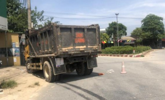  Va chạm với xe tải, con tử vong, mẹ bị thương: Sáng 14/6, chiếc xe tải khi đi đến ngã 3 chợ Bộng, huyện Vũ Quang, tỉnh Hà Tĩnh xảy ra va chạm với xe máy do chị Đặng Thị Th. (SN 1989, trú tại xã Đức Hương, huyện Vũ Quang) điều khiển chở theo mẹ là bà Lê Thị L (SN 1967). Sau khi xảy ra tai nạn, chiếc xe máy đã bị xe tải cuốn vào gầm. Do bị thương nặng nên chị Th. tử vong, bà Lê Thị L bị thương nhẹ. 