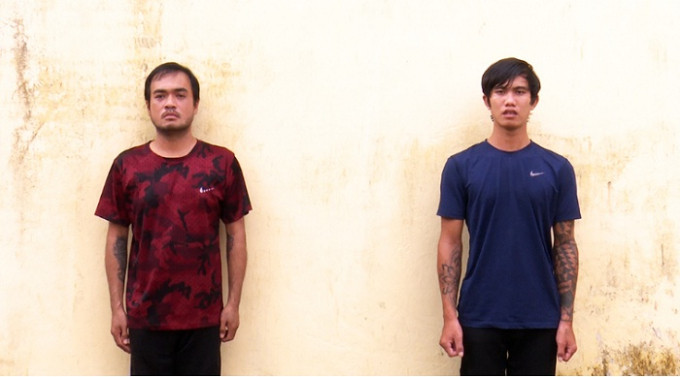  Thiếu tiền tiêu xài, 2 đối tượng đi cướp tài sản của học sinh: Do không có tiền tiêu xài nên Lê Minh Quân (36 tuổi, trú TP Rạch Giá, tỉnh Kiên Giang) và Lê Văn Vũ (26 tuổi, trú huyện Châu Thành, tỉnh An Giang) rủ nhau đi cướp giật tài sản của những em học sinh trên địa bàn huyện Chợ Mới, tỉnh An Giang. Ngày 14/6, Công an huyện Chợ Mới cho biết đã bắt tạm giam 2 đối tượng này. 