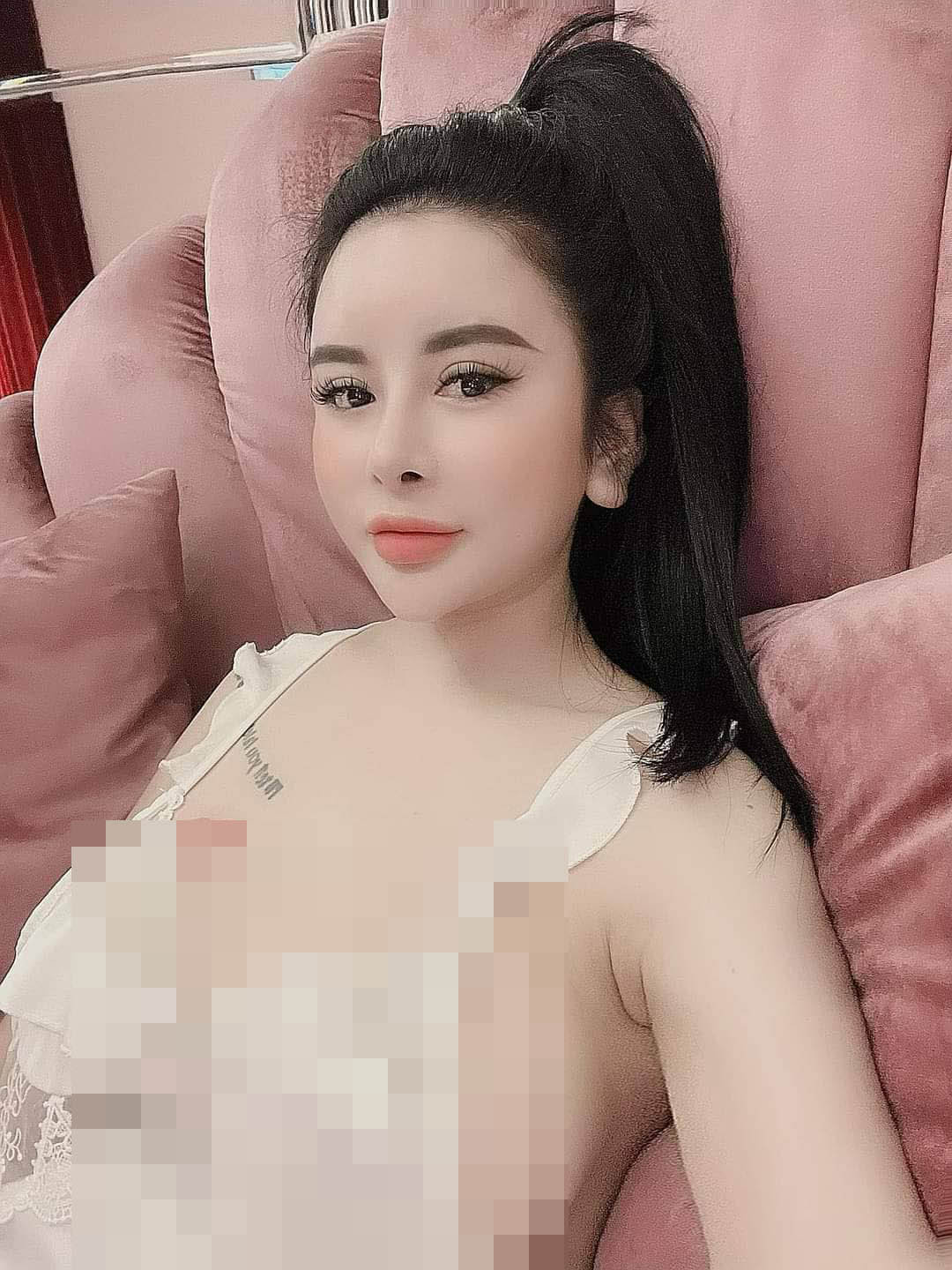 Sự xa hoa, hào nhoáng của "hot girl" này bị lật mặt khi Đội Cảnh sát ĐTTP về ma túy Công an quận Hoàn Kiếm phát hiện và bắt giữ. 